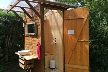 Glampingunterkunft: Toilettenhäuschen mit Kompost-Trenntoilette - Ecolodge Hinterland in Biedenkopf