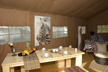 Glampingunterkunft: Der Esstisch bietet viel Platz für ein gemütliches Frühstück. - Safarizelte Camping Park Gohren