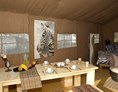 Glampingunterkunft: Der Esstisch bietet viel Platz für ein gemütliches Frühstück. - Safarizelte Camping Park Gohren