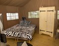 Glampingunterkunft: Ein Doppelbett für die Erwachsenen und ein Stockbett für die Kinder. Eine Zustell-Liege ist auf Anfrage möglich. - Safarizelte Camping Park Gohren