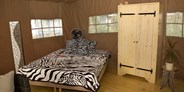 Luxuscamping - Region Schwaben - Ein Doppelbett für die Erwachsenen und ein Stockbett für die Kinder. Eine Zustell-Liege ist auf Anfrage möglich. - Safarizelte Camping Park Gohren