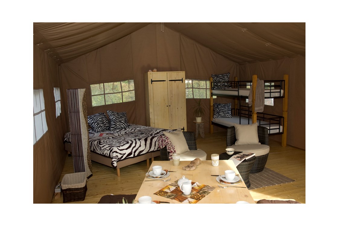 Glampingunterkunft: Im Zelt befindet sich auch eine mobile Küche mit Kocheinheit, Kühlschrank, Spüle und Geschirr. - Safarizelte Camping Park Gohren