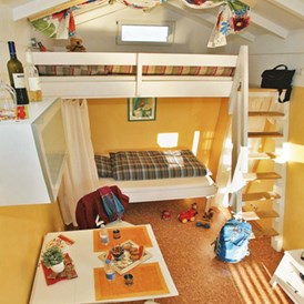 Glampingunterkunft: Ein gemütlicher Innenraum zum Schlafen. Die unterschiedlichen Ferienchalets haben auch verschiedene Unterbringungsmöglichkeiten. - Ferienchalets Camping Park Gohren