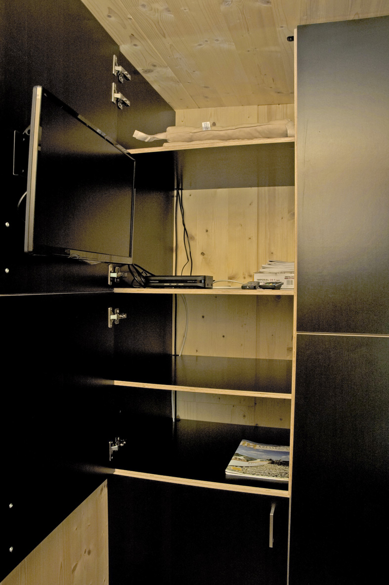 Luxuscamping - Kaffeemaschine - Baden-Württemberg - In dem Schrank verbirgt sich einiges an Stauraum und ein Kühlschrank und TV. - Camping Park Gohren Minilodges Camping Park Gohren