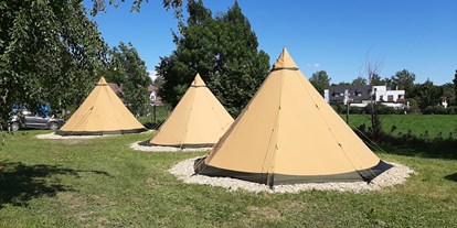 Luxuscamping - Region Schwaben - Unsere 3 neuen Indianerzelte: 2 kleine Tipis für bis zu jeweils 6 Personen, 2 großes Tipi für bis zu 12 Personen. - Tipis Camping Park Gohren
