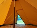 Glampingunterkunft: Blick nach oben ins Tipi. - Tipis Camping Park Gohren