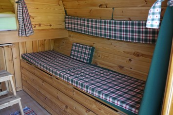 Glampingunterkunft: Die Bank lässt sich verbreitern, so dass ein Einzelbett entsteht auf dem auch ein Erwachsener liegen kann (2,10 x 0,70 cm). - Schlaf-Fass bei Lech Camping