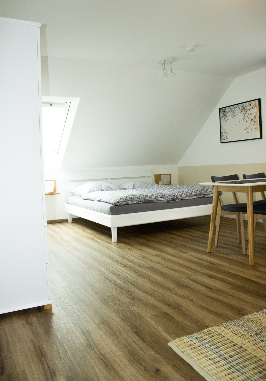 Glampingunterkunft: Im Appartement finden Sie ein Doppelbett und eine Schlaf-Couch - Schlaf-Fass bei Lech Camping