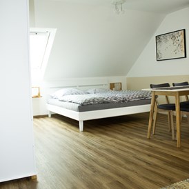 Glampingunterkunft: Im Appartement finden Sie ein Doppelbett und eine Schlaf-Couch - Schlaf-Fass bei Lech Camping