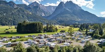 Luxuscamping - Luftaufnahme vom Campingplatz - Berghütten Premium im Camping Resort Zugspitze