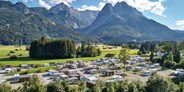Luxuscamping - Oberbayern - Luftaufnahme vom Campingplatz - Berghütten Premium im Camping Resort Zugspitze