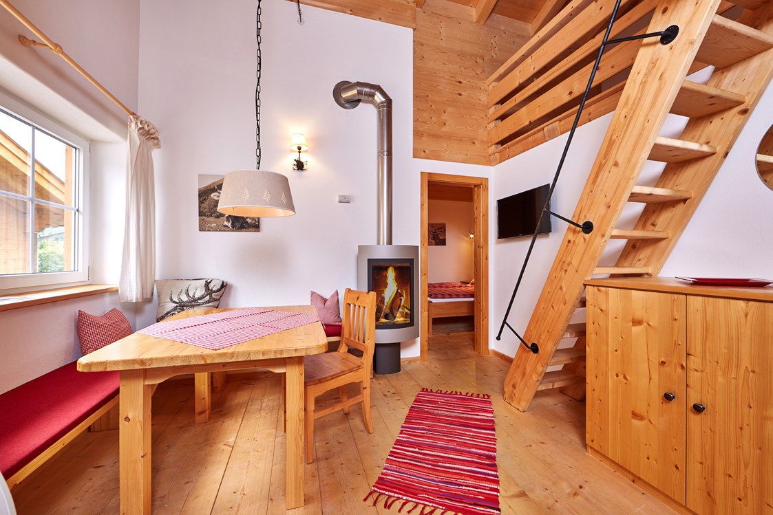 Glampingunterkunft: Wohnbereich Berghütte Premium - Berghütten Premium im Camping Resort Zugspitze