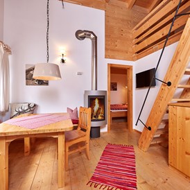 Glampingunterkunft: Wohnbereich Berghütte Premium - Berghütten Premium im Camping Resort Zugspitze