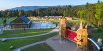 Luxuscamping - Julische Alpen - Swimming pool with children playground - River Camping Bled Bungalows