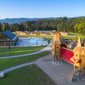 Glampingunterkunft: Swimming pool with children playground - River Camping Bled