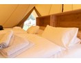 Glampingunterkunft: Luxuriöse Ausstattung mit dem Komfort eines Hotelzimmers - Frühstück im Gasthaus inklusive - Sonnenplateau Camping Gerhardhof