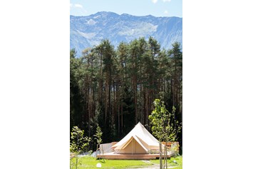 Glampingunterkunft: Glampingzelt mit privater Holzterrasse in idyllischer Lage - Sonnenplateau Camping Gerhardhof