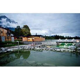 Glampingunterkunft: Gesamtansicht mit Schwimmteich, Sanitärhäusern und Gasthaus - Sonnenplateau Camping Gerhardhof