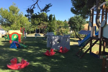 Glampingunterkunft: Kinder Spielplatz - Tendi safarizelt mit Badezimmer auf Camping Mar y Sierra