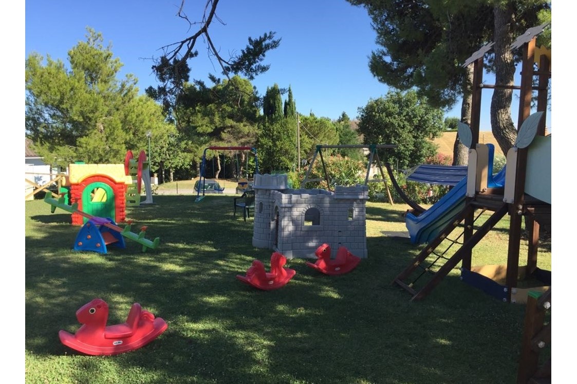 Glampingunterkunft: Kinder Spielplatz - Tendi safarizelt mit Badezimmer auf Camping Mar y Sierra
