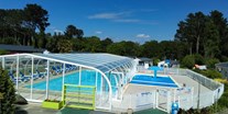 Luxuscamping - Schwimmbad (beheizt und überdacht) mit extra Kinderbereich und Liegestühlen  - Camping de Kerleyou - Tendi Tendi safarizelt mit Badezimmer auf Camping de Kerleyou