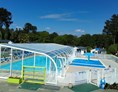 Glampingunterkunft: Schwimmbad (beheizt und überdacht) mit extra Kinderbereich und Liegestühlen  - Tendi safarizelt mit Badezimmer auf Camping de Kerleyou