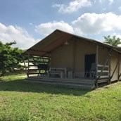 Luxuscamping: Tendi Safarizelt mit Badezimmer auf Camping Podere sei Poorte - Tendi safarizelt mit Badezimmer auf Camping Podere sei Poorte