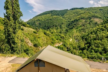 Glampingunterkunft: Tendi Lodgezelt mit Badezimmer auf Camping L'Ardechois - Tendi Lodgezelt mit Badezimmer auf Camping L'Ardechois
