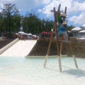 Glampingunterkunft: Spotty Schwimmbad mit kleiner Rutsche und weichem Boden - Tendi safarizelt mit Badezimmer auf Camping Orlando in Chianti