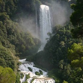 Glampingunterkunft: Marmore Wasserfall (einer der höchsten Wasserfälle in Europa) mit dem nahen See - Tendi Safarizelt auf Camping Il Collaccio