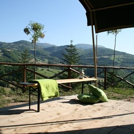Glampingunterkunft: Safarizelt mit Aussicht - Tendi Safarizelt mit Badezimmer auf Camping Il Collaccio