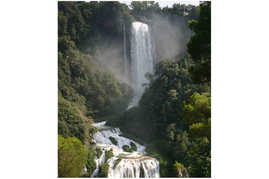Glampingunterkunft: Marmore Wasserfall (einer der höchsten Wasserfälle in Europa) mit dem nahen See - Tendi Safarizelt mit Badezimmer auf Camping Il Collaccio