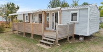 Luxuscamping - Mobilheim Moda 6 Personen 3 Zimmer 2 Badezimmer von Vacanceselect auf Camping Le Castellas