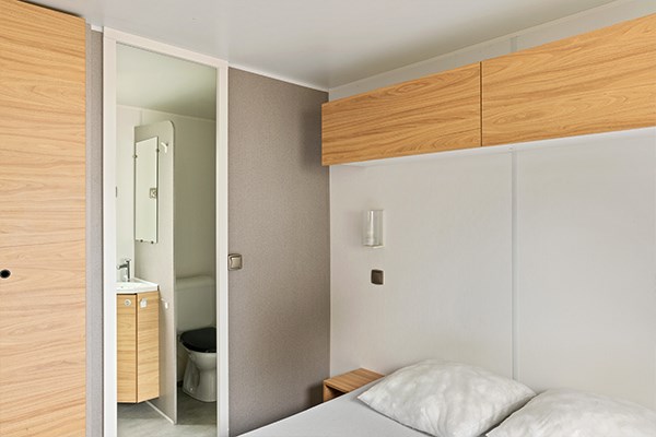 Glampingunterkunft: Mobilheim Moda 6 Personen 3 Zimmer Klimaanlage 2 Badezimmer von Vacanceselect auf Camping Les Vignes