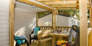 Luxuscamping - Wellnessbereich - Var - Mobilheim Premium 4/5 Personen 2 Zimmer von Vacanceselect auf Camping Domaine de la Sainte Baume