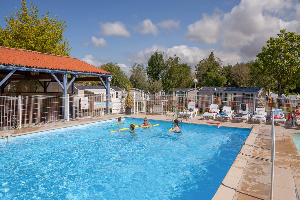 Campeggio di lusso - Charente-Maritime - Camping Les Catalpas - Vacanceselect Mobilheim Cosy 6 Personen 3 Zimmer AC von Vacanceselect auf Camping Les Catalpas