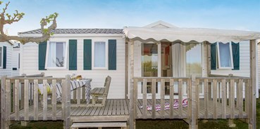 Luxuscamping - Gironde - Mobilheim Cosy 6 Personen 3 Zimmer AC von Vacanceselect auf Camping Les Catalpas