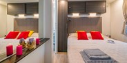 Luxuscamping - Gironde - Mobilheim Moda 6 Personen 3 Zimmer AC 2 Badezimmer von Vacanceselect auf Camping Les Catalpas