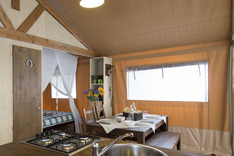 Camping de lujo - Médoc - Camping Atlantic Club Montalivet - Vacanceselect Safarizelt 5/6 Personen 3 Zimmer Badezimmer von Vacanceselect auf Camping Atlantic Club Montalivet