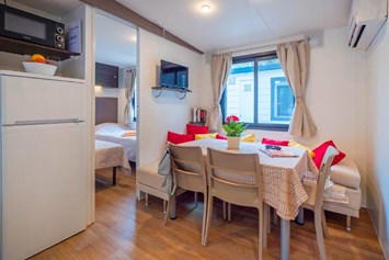 Glampingunterkunft: Mobilheim Moda 6 Personen 3 Zimmer Klimaanlage 2 Badezimmer von Vacanceselect auf Camping La Marine