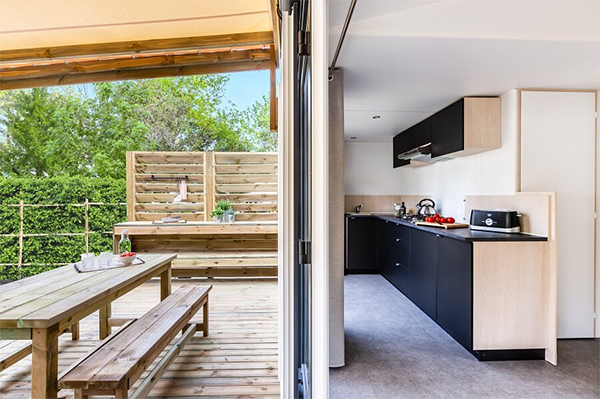 Campeggio di lusso - Charente-Maritime - Camping La Pinède - Vacanceselect Mobilheim Privilege Club 4 Pers 2 Zimmer Tropische Dusche von Vacanceselect auf Camping La Pinède