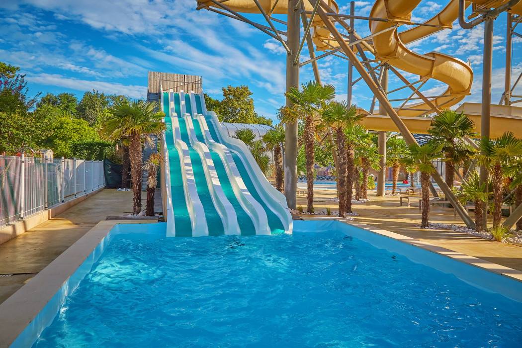 Glampingunterkunft: Mobilheim Privilege 6 Personen 3 Zimmer 2 Badezimmer von Vacanceselect auf Camping La Pinède