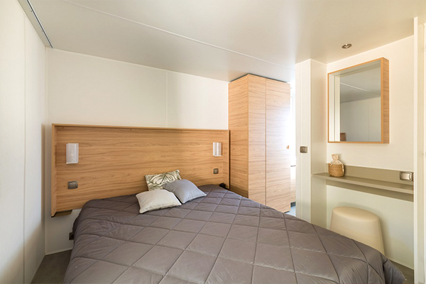 Glampingunterkunft: Mobilheim Privilege Club 4 Personen 2 Zimmer Whirlpool  von Vacanceselect auf Camping La Pinède