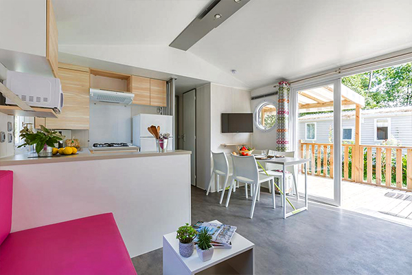 Campeggio di lusso - Charente-Maritime - Camping La Pinède - Vacanceselect Mobilheim Privilege Club 6 Personen 3 Zimmer Whirlpool von Vacanceselect auf Camping La Pinède