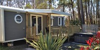 Luxuscamping - Mobilheim Privilege Club 6 Pers 3 Zimmer Whirlpool von Vacanceselect auf Camping Mayotte Vacances