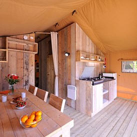 Glampingunterkunft: Safarizelt 4/6 Personen 2 Zimmer Badezimmer von Vacanceselect auf Camping La Sirène