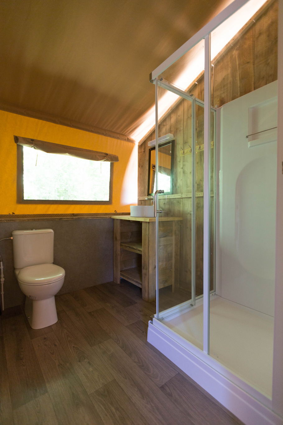 Glampingunterkunft: Safarizelt 4/6 Personen 2 Zimmer Badezimmer von Vacanceselect auf Camping La Sirène