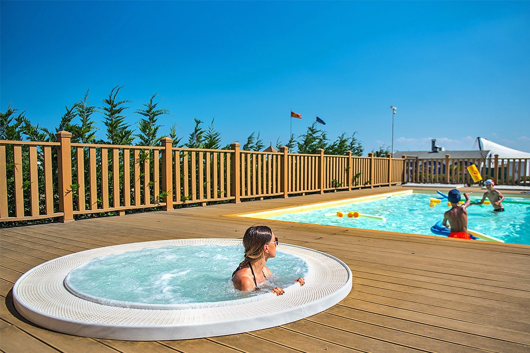 Glampingunterkunft: Mobilheim Moda 6 Personen 3 Zimmer Klimaanlage von Vacanceselect auf Camping Grande Italia