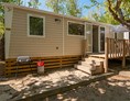 Glampingunterkunft: Mobilheim Moda 6 Personen 3 Zimmer Klimaanlage von Vacanceselect auf Camping Castell Montgri