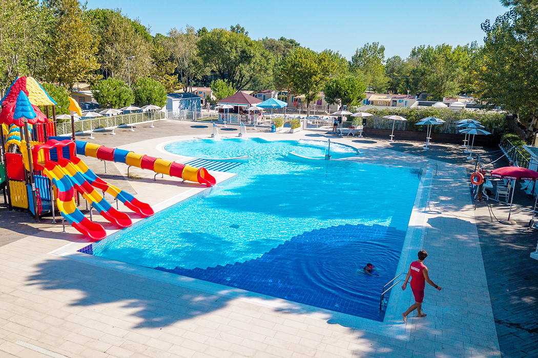 Glampingunterkunft: Mobilheim Moda 4/6 Personen 2 Zimmer AC 2 BZ von Vacanceselect auf Camping Marina Camping Village